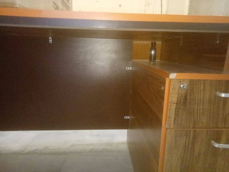 office furniture good condition mein hai 3