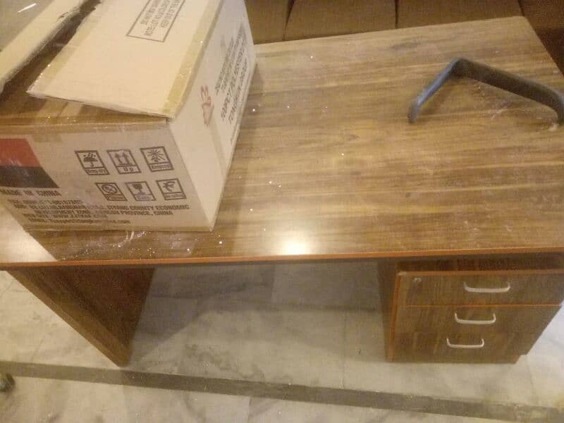 office furniture good condition mein hai 5