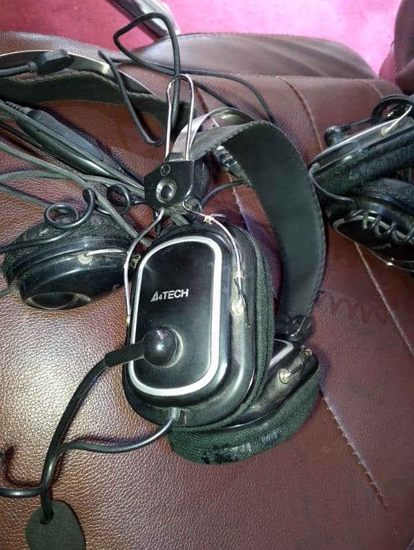 Headphone branded 6