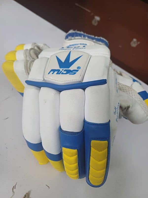 Mids Test Batting Gloves 1