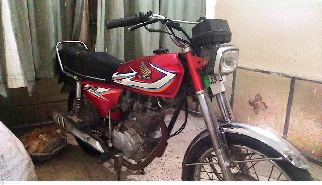 A Honda CG 125 (2016) in good condition 3