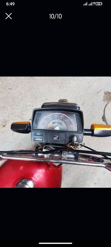 bilkul saaf bike ha engine bhi saaf ha 1