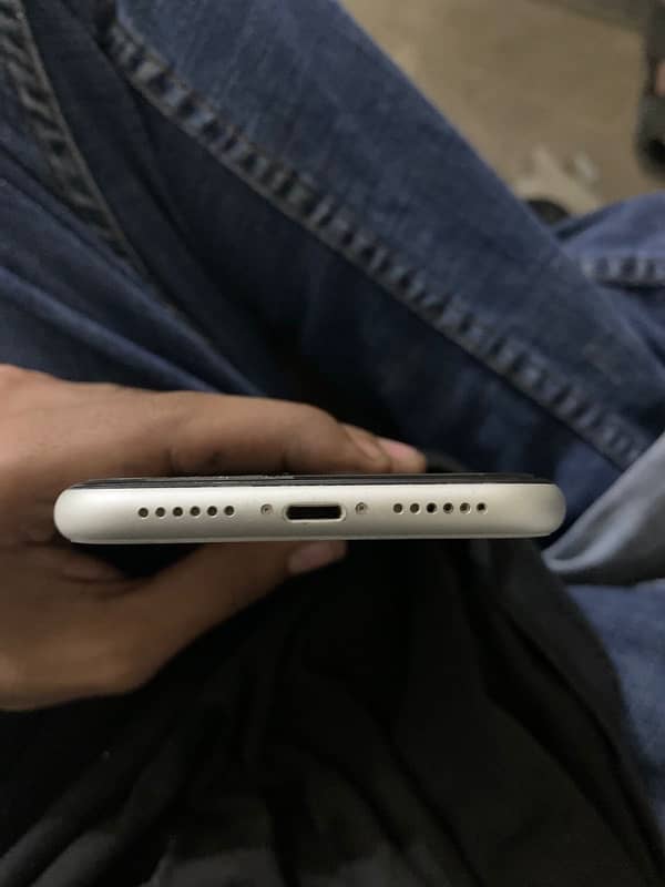 Iphone 11 ( Non PTA 64 Gb Factory Unlock) White Colour 3