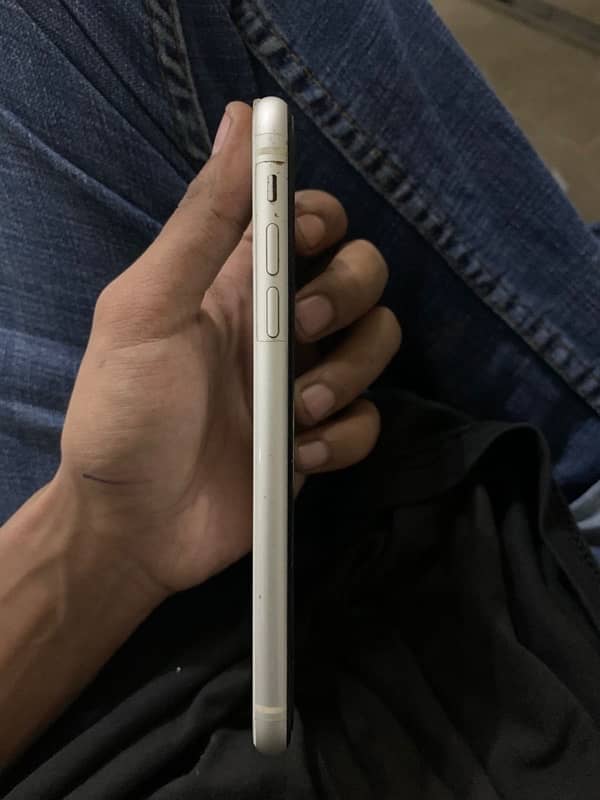 Iphone 11 ( Non PTA 64 Gb Factory Unlock) White Colour 5