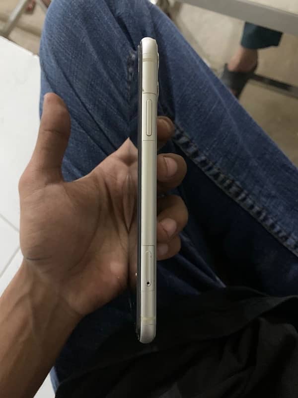 Iphone 11 ( Non PTA 64 Gb Factory Unlock) White Colour 7