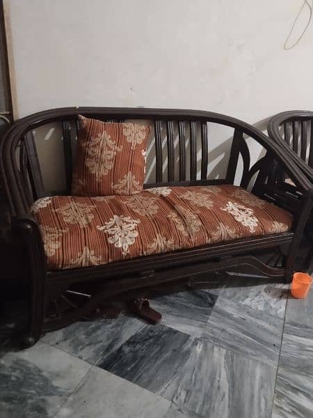 4 seatrr sofa set condition sai h jis NY Lena wai bt kry 0