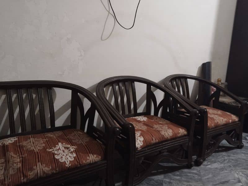 4 seatrr sofa set condition sai h jis NY Lena wai bt kry 1