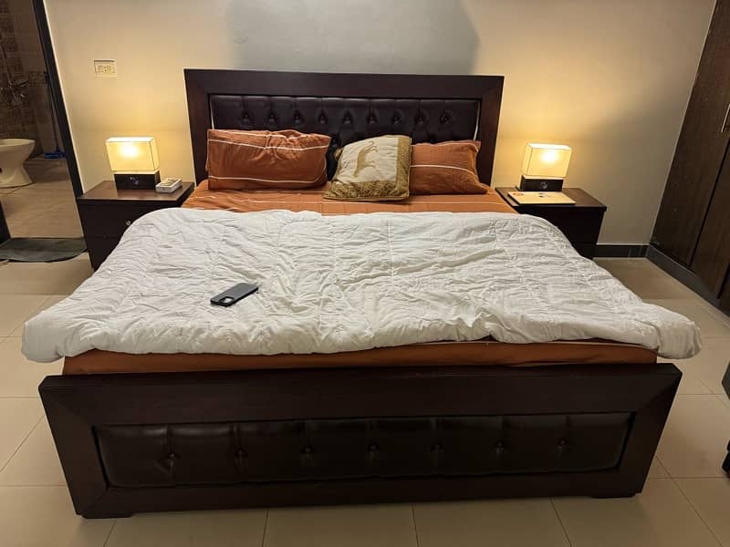 King size bed - mint condition 0