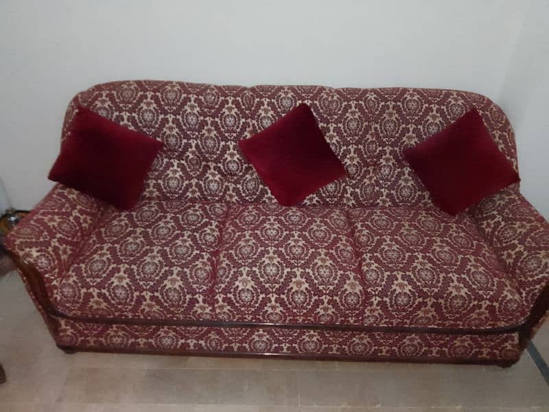 I am selling 5 seater sofa set 0