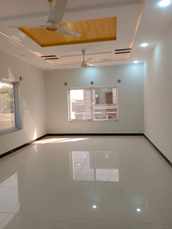 BEAUTIFUL 1 KANAL UPPER PORTION AVAILABLE FOR RENT IN BANIGALA 3