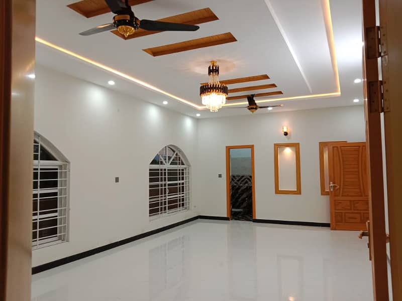 BEAUTIFUL 1 KANAL UPPER PORTION AVAILABLE FOR RENT IN BANIGALA 6