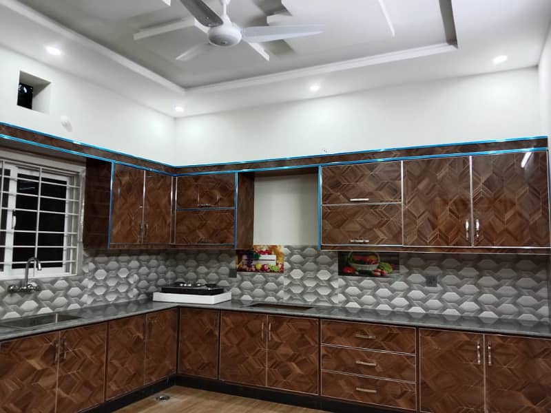 BEAUTIFUL 1 KANAL UPPER PORTION AVAILABLE FOR RENT IN BANIGALA 7