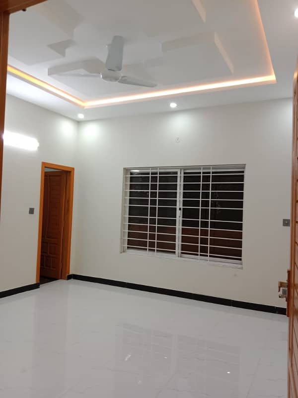 BEAUTIFUL 1 KANAL UPPER PORTION AVAILABLE FOR RENT IN BANIGALA 10