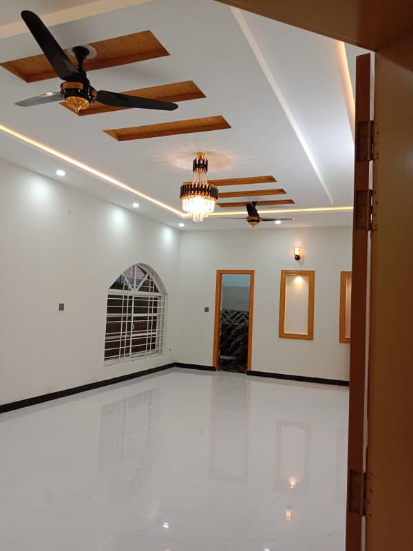 BEAUTIFUL 1 KANAL UPPER PORTION AVAILABLE FOR RENT IN BANIGALA 16