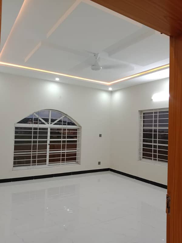 BEAUTIFUL 1 KANAL UPPER PORTION AVAILABLE FOR RENT IN BANIGALA 17