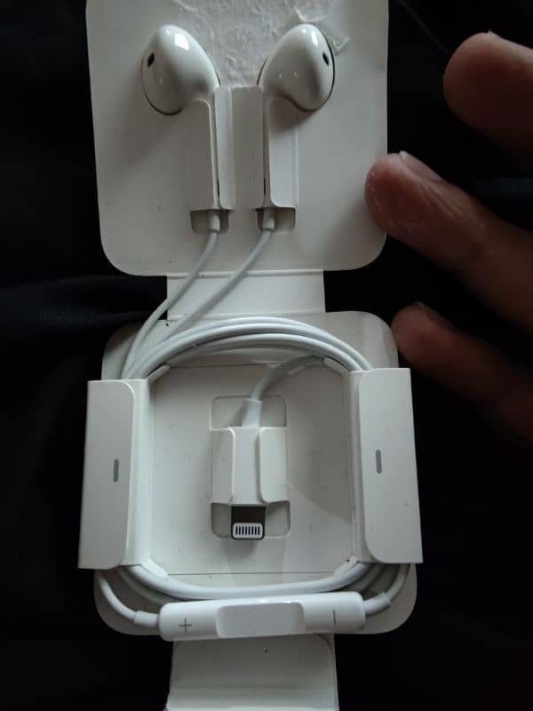 Apple Wired Handsfree Lightning Original (Box Pulled). 1