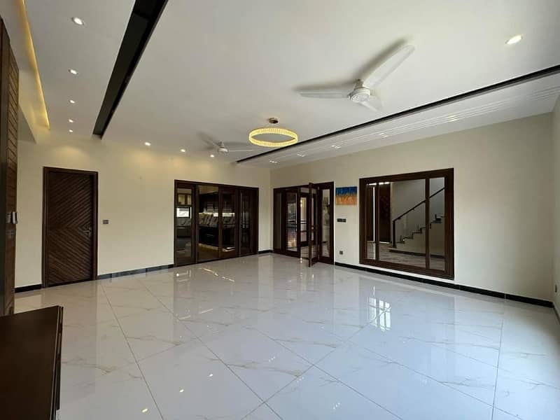 Commercial Space Available For Rent *Code(12900)* 3