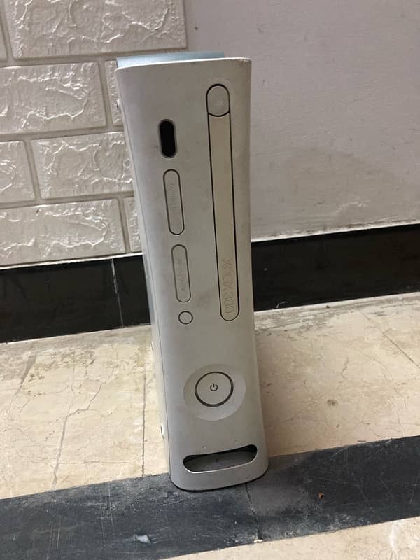 Xbox 360 with all cables and one controller 0