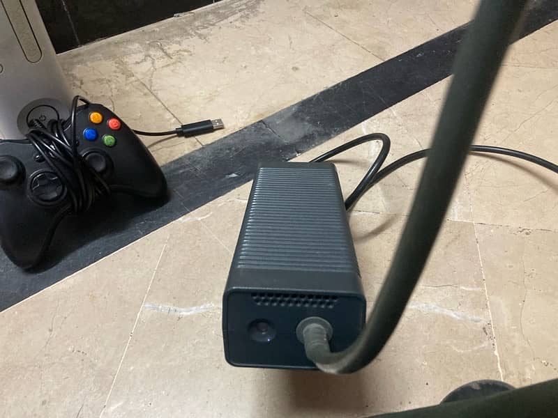 Xbox 360 with all cables and one controller 7