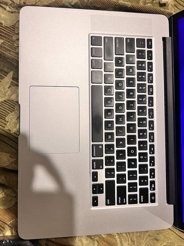 macbook pro 2015 mid 16/256gb 3