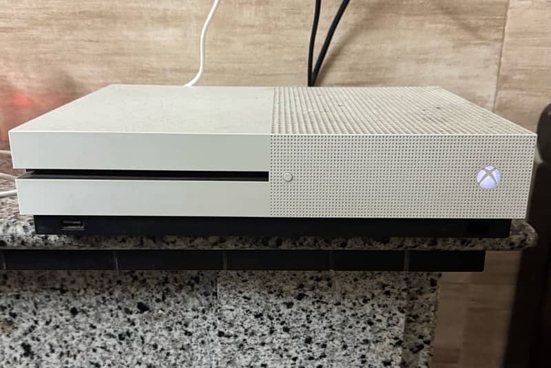 X Box One S 1Tb 4