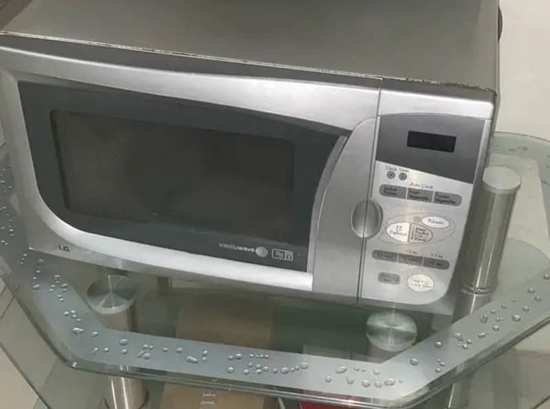 LG Microwave in excellent condition 2