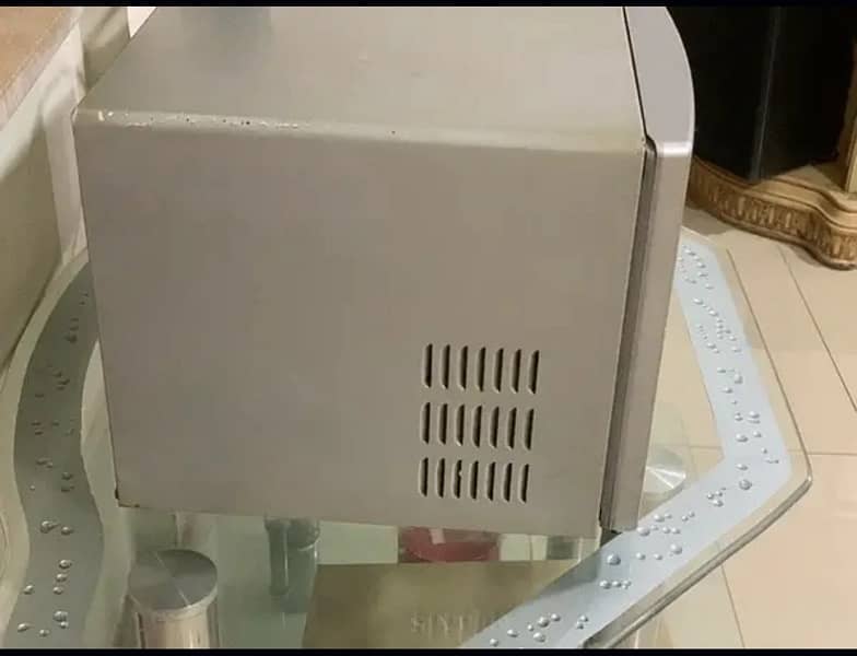 LG Microwave in excellent condition 5