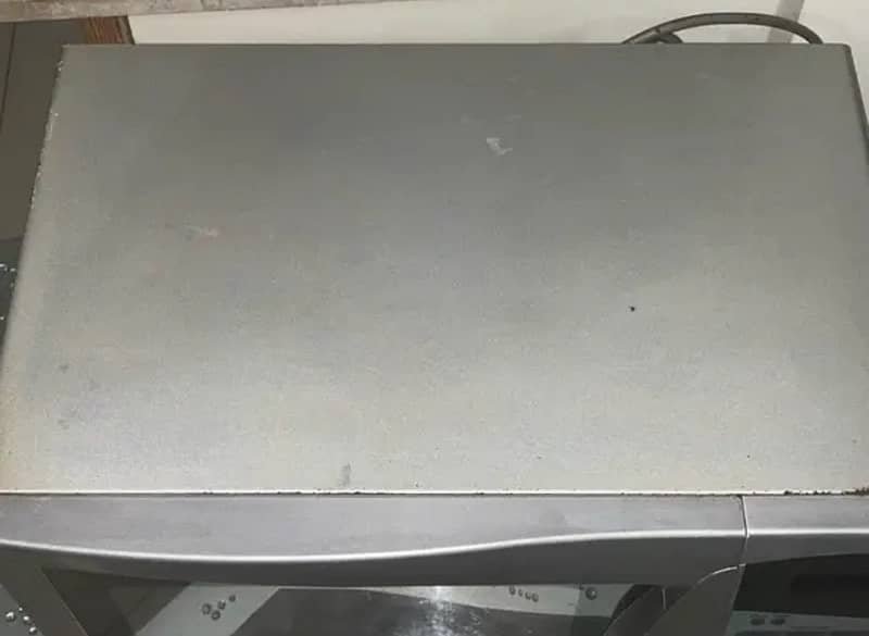 LG Microwave in excellent condition 6