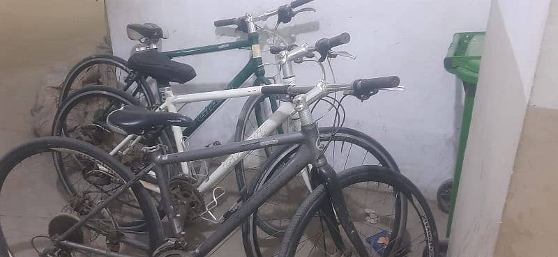 Three Giant bicycle with gears good condition 0