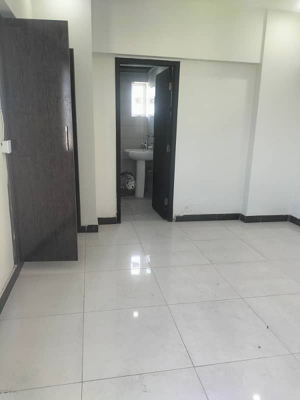 2 bed room unfurnished apartment available for rent in capital residencia 3