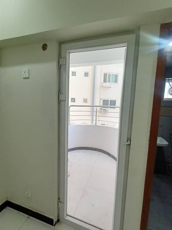 1 bed room unfurnished apartment available for rent in capital residencia 3