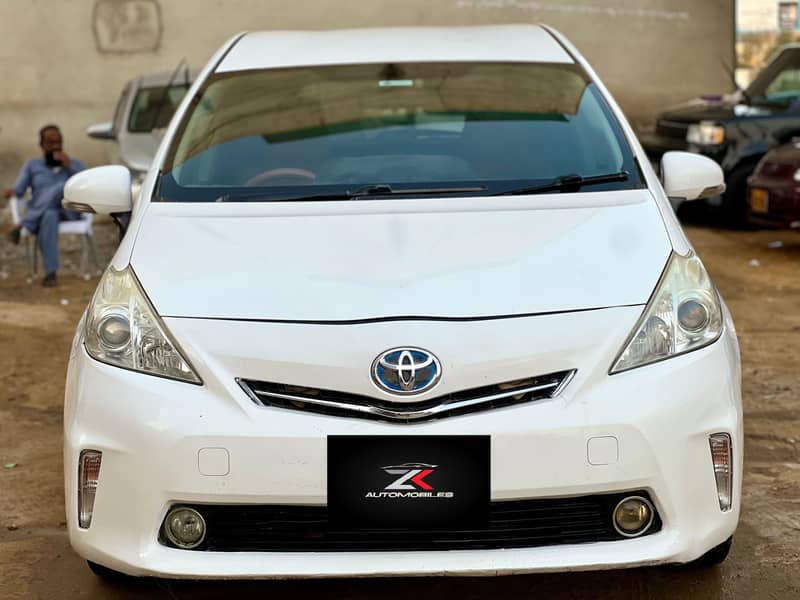 Toyota Prius Alpha 2013 1