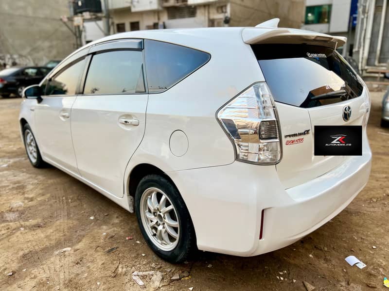 Toyota Prius Alpha 2013 4