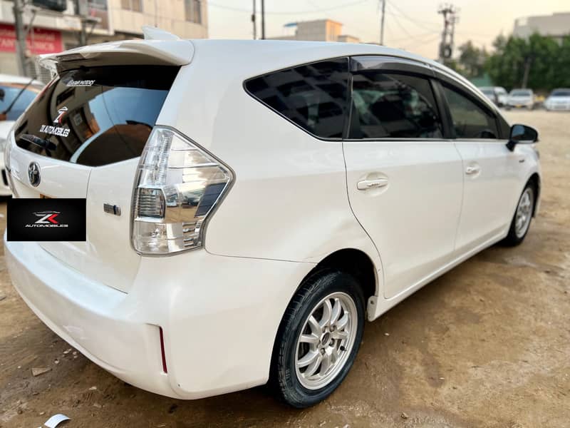 Toyota Prius Alpha 2013 6