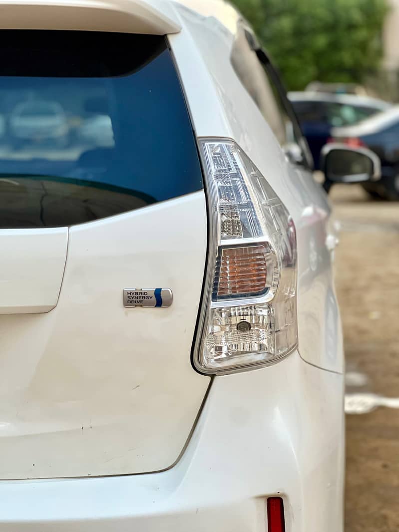 Toyota Prius Alpha 2013 7