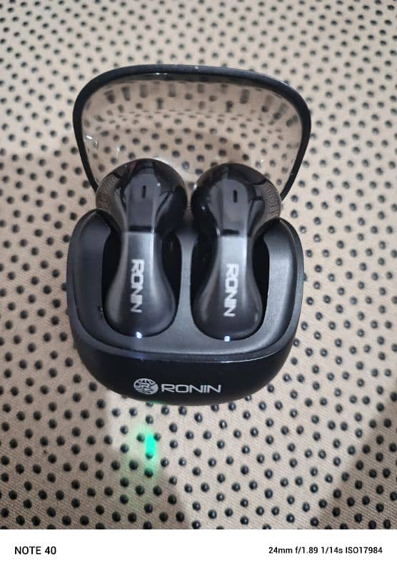 Ronin r-7025 earbuds 1