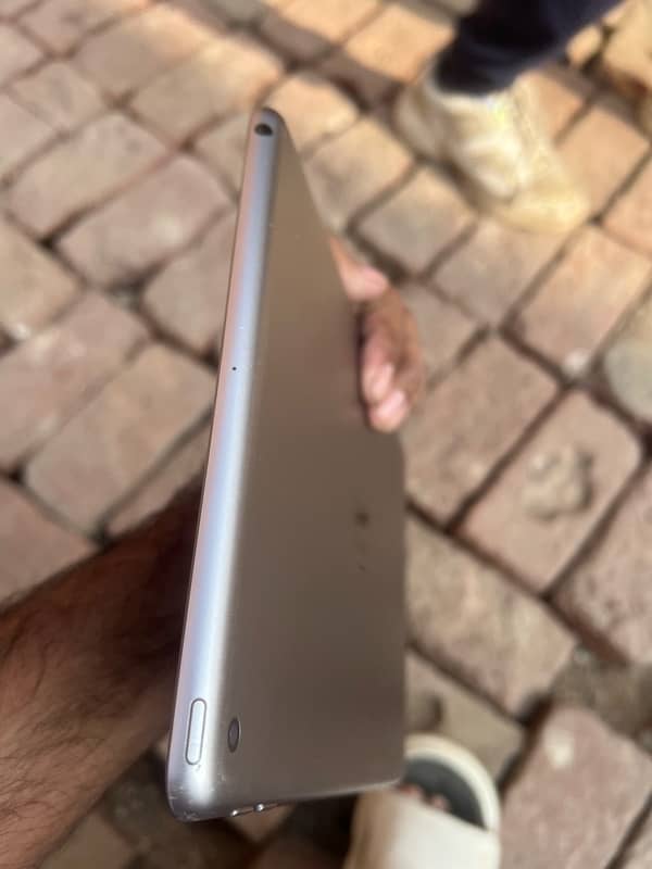 iPad 6th generation 32gb 2