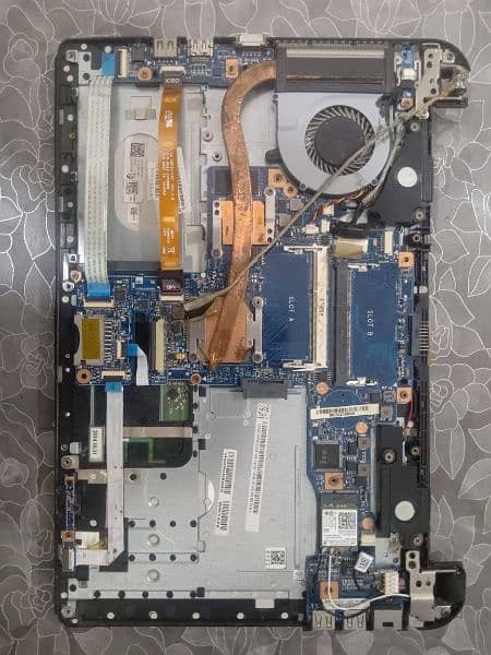 Toshiba Satellite L40t-B883 (Parts) 8