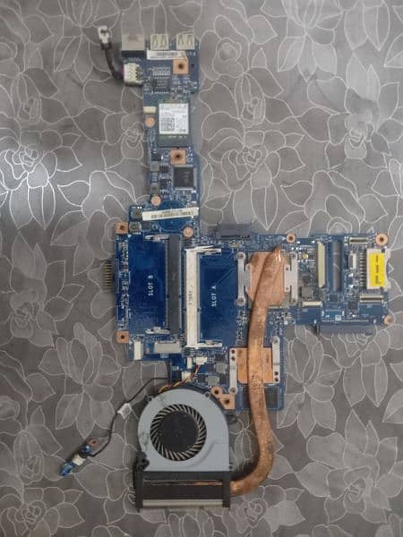 Toshiba Satellite L40t-B883 (Parts) 11