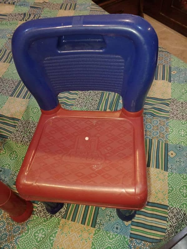 Heavy plastic kids table and writing chair set 1