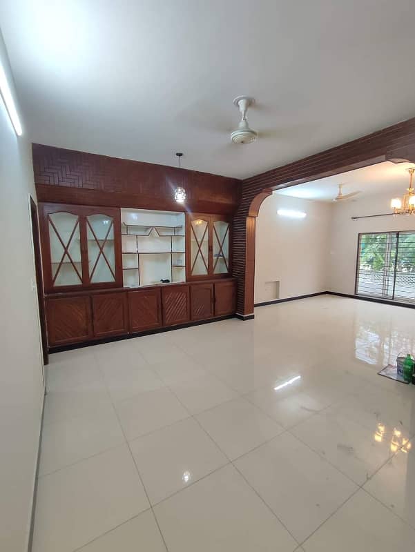 9 BEDROOMS TRIPLE STOREY HOUSE FOR SALE IN I-8 ISLAMABAD. 0