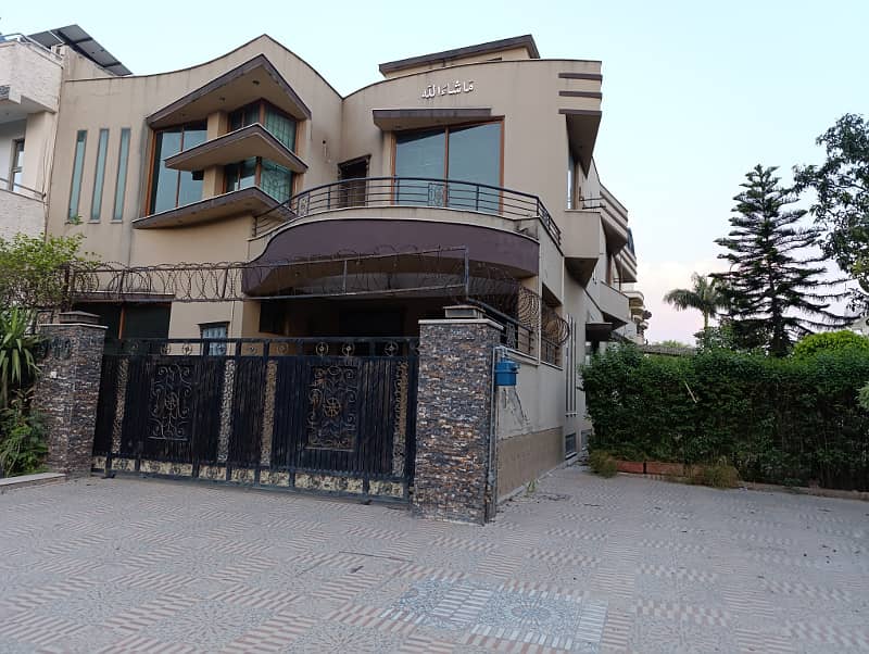 6 BEDROOMS CORNER DOUBLE STOREY HOUSE FOR SALE IN I-8 ISLAMABAD. 0