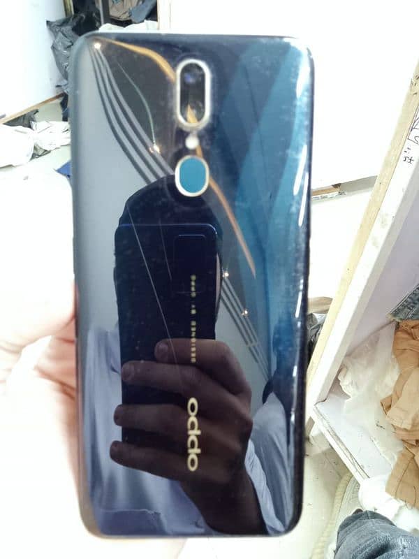 oppo f11 4/64  only phone no box no chargar urgent sale 7