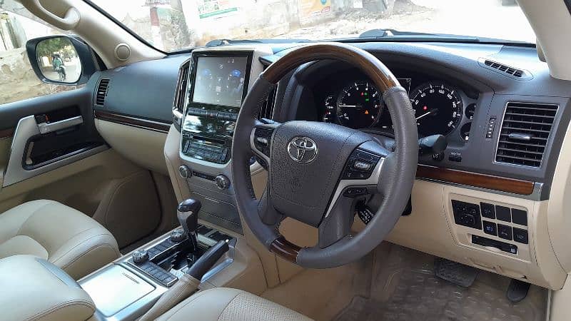 Toyota Land Cruiser V8 Model 2017/21 7