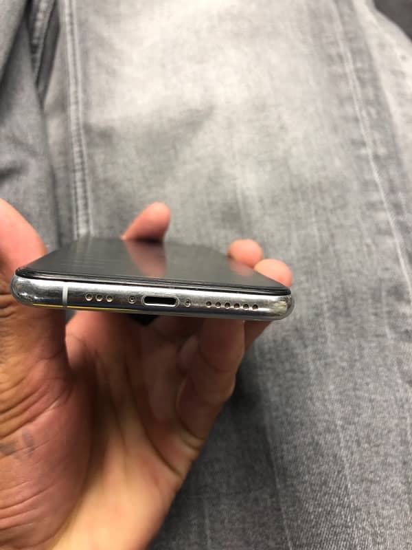 iPhone XS 64gb non pta battery health 87 % all ok he back glass damage 2