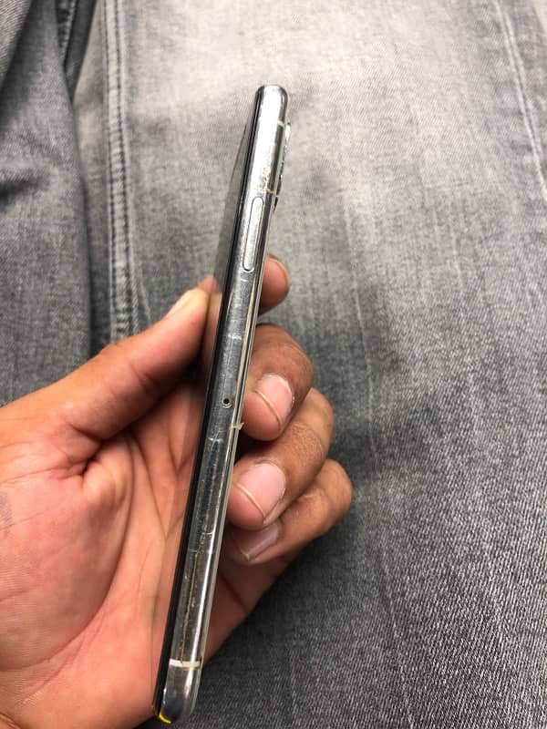 iPhone XS 64gb non pta battery health 87 % all ok he back glass damage 3