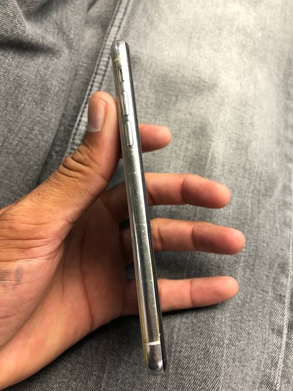 iPhone XS 64gb non pta battery health 87 % all ok he back glass damage 4