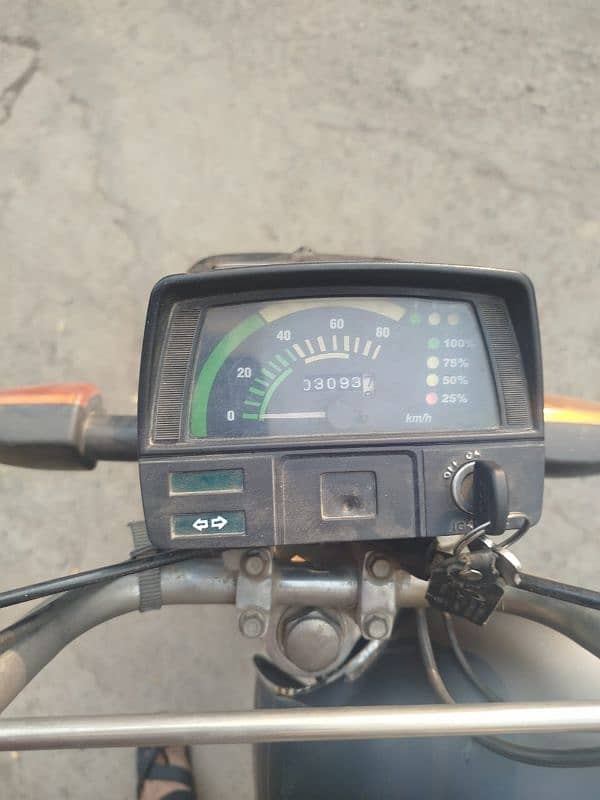 30 say35 km chalti ha ak charge ma 0