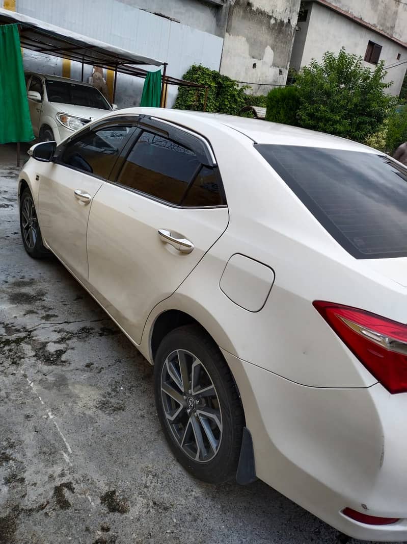 Toyota Corolla Altis Version 1.8 Model 2015 1