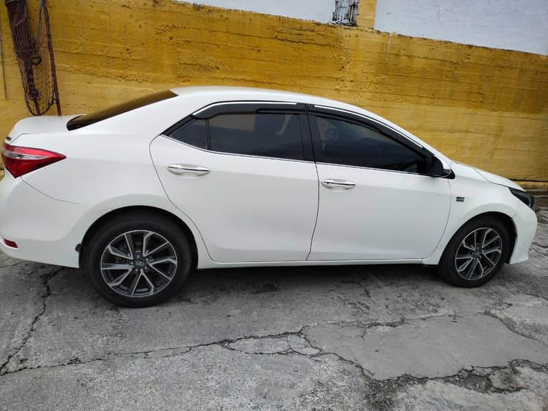 Toyota Corolla Altis Version 1.8 Model 2015 4